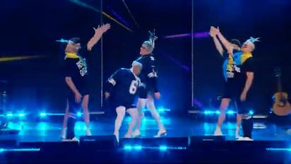 Верка Сердючка со сцены обратилась к Алле Пугачевой и сделала ей подарок