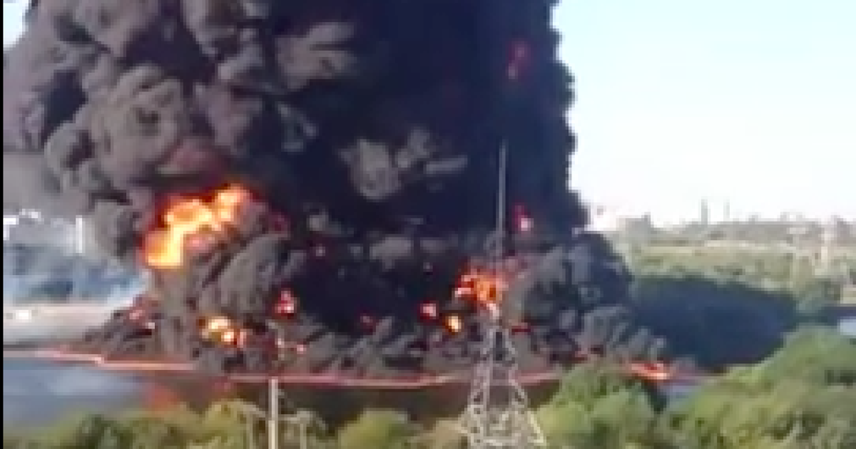 По предварительным данным, загорелся подводный трубопровод в Москве-реке