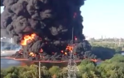 В Москве возле нефтезавода загорелся трубопровод