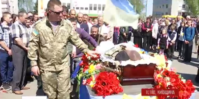 Сотни людей провожали в последний путь бойца одиннадцатого батальона "Киевская Русь"