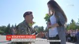 В Житомире во время торжественной присяги своим девушкам признались сразу пятеро срочников