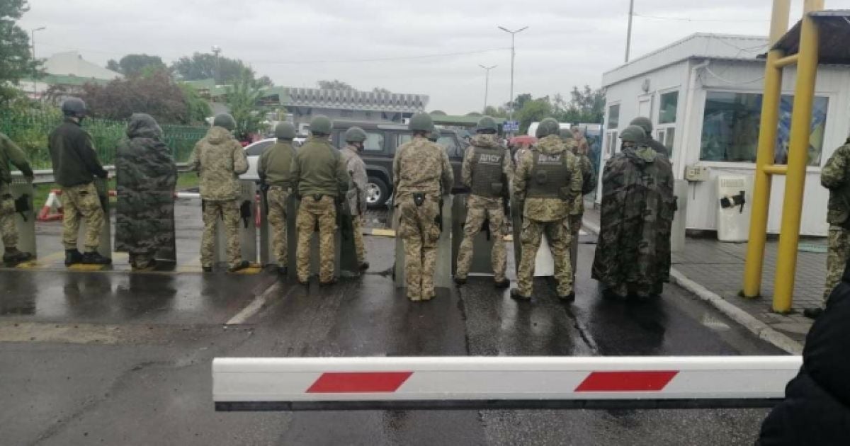 Коллапс на пограничном пункте "Тиса": венгры разложили палатку для заблокированных украинцев