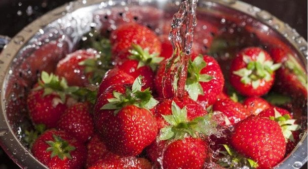 Как правильно мыть клубнику: советы по сохранению вкуса, безопасности и защите от паразитов