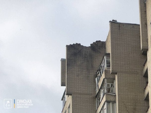 Беспилотник попал в крышу многоквартирного дома в Сумах / © Сумская ОВА