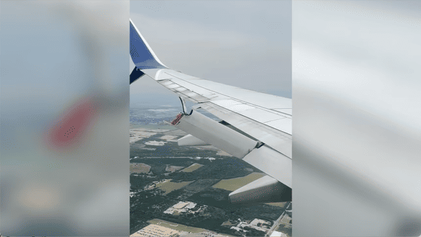 Частина літака Boeing 737 відірвалася просто під час польоту (відео)