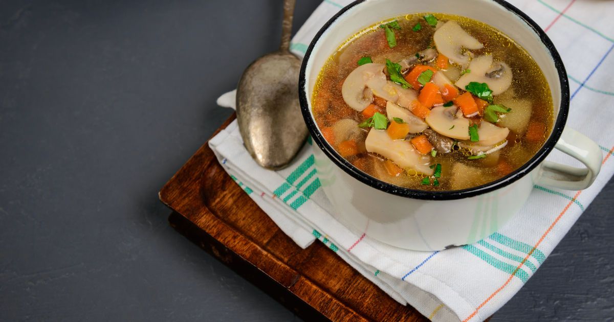 Навіщо додавати в суп цілу цибулину