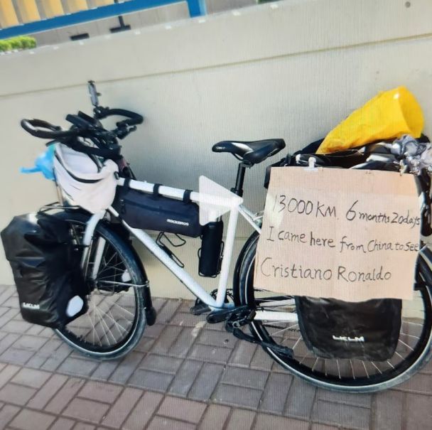Фанат Роналду проїхав 13 000 км на велосипеді до кумира / Фото: Douyin