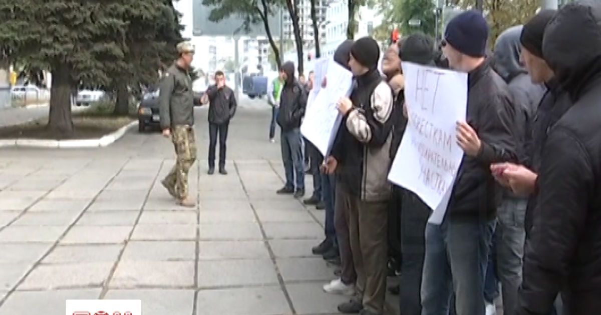В днепропетровском военкомате опровергли слухи о вручении повесток на избирательных участках