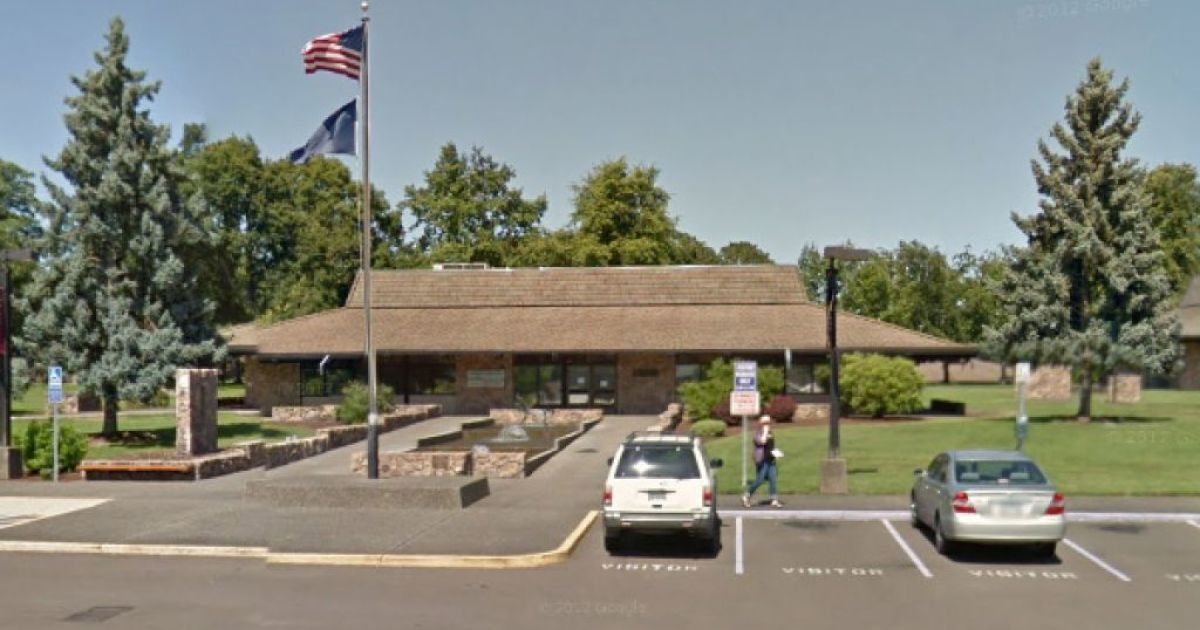 Неизвестный открыл стрельбу в Umpqua Community College.