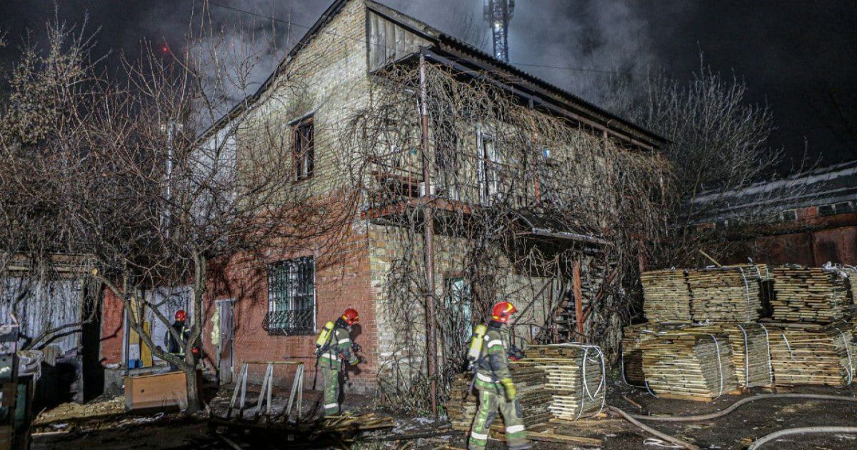 У Києві згоріла адмінбудівля / © Управление ГСЧС Киева