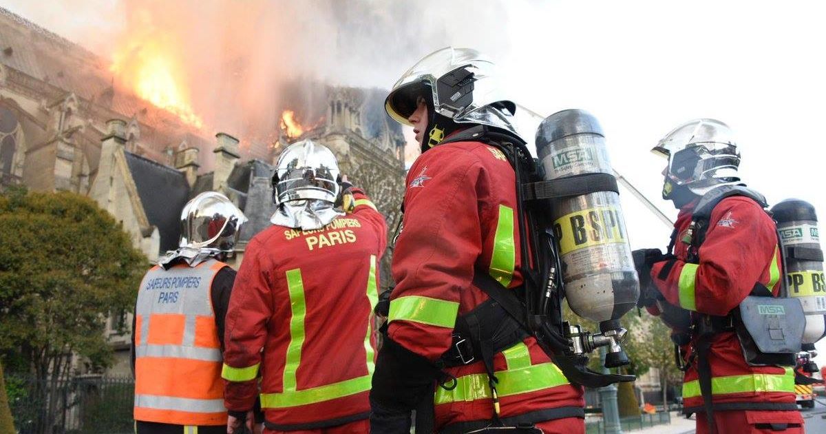 Французькі пожежники заявили, що загасили вогонь у нотр-дамі. Їх проводжали оплесками