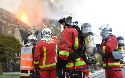 Французькі пожежники заявили, що загасили вогонь у Нотр-Дамі. Їх проводжали оплесками