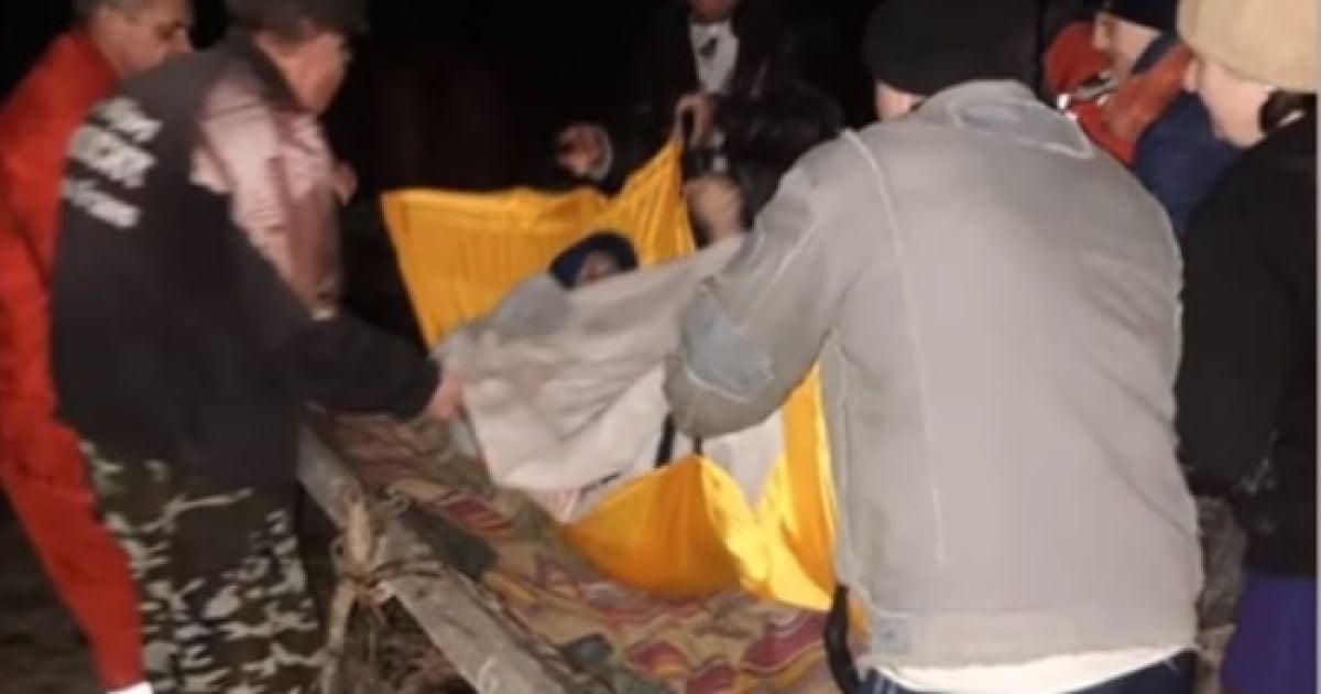 На Волыни из-за бездорожья к критически больной бабушке медики ехали на телеге с лошадьми
