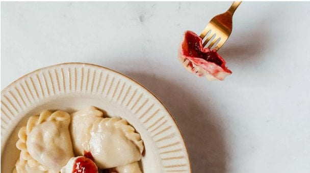 Вареники на пару з полуницею та шовковицею на кефірному тісті