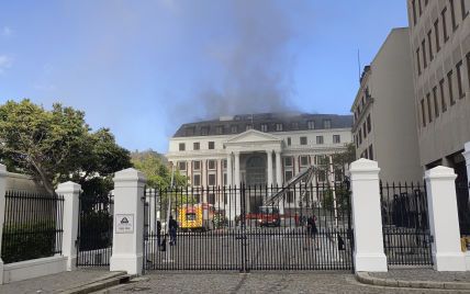 Все залито водой, в дыму, упала крыша: в ЮАР произошел масштабный пожар в парламенте