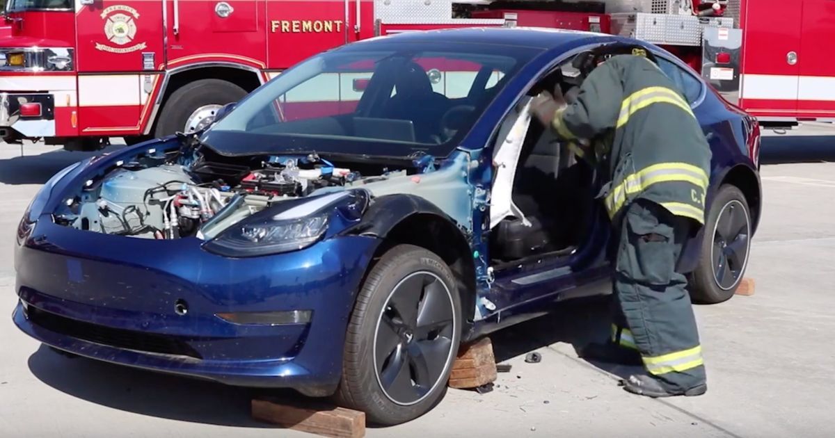 У США пожежники нещадно розпиляли цілу Tesla Model 3 на відео
