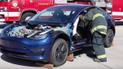 В США пожарные безжалостно распилили целую Tesla Model 3 на видео