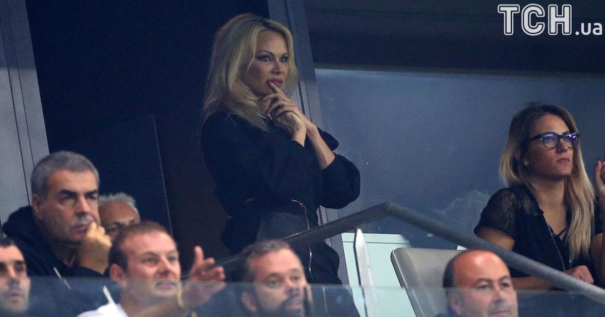 Памела Андерсон прийшла підтримати коханого на матчі