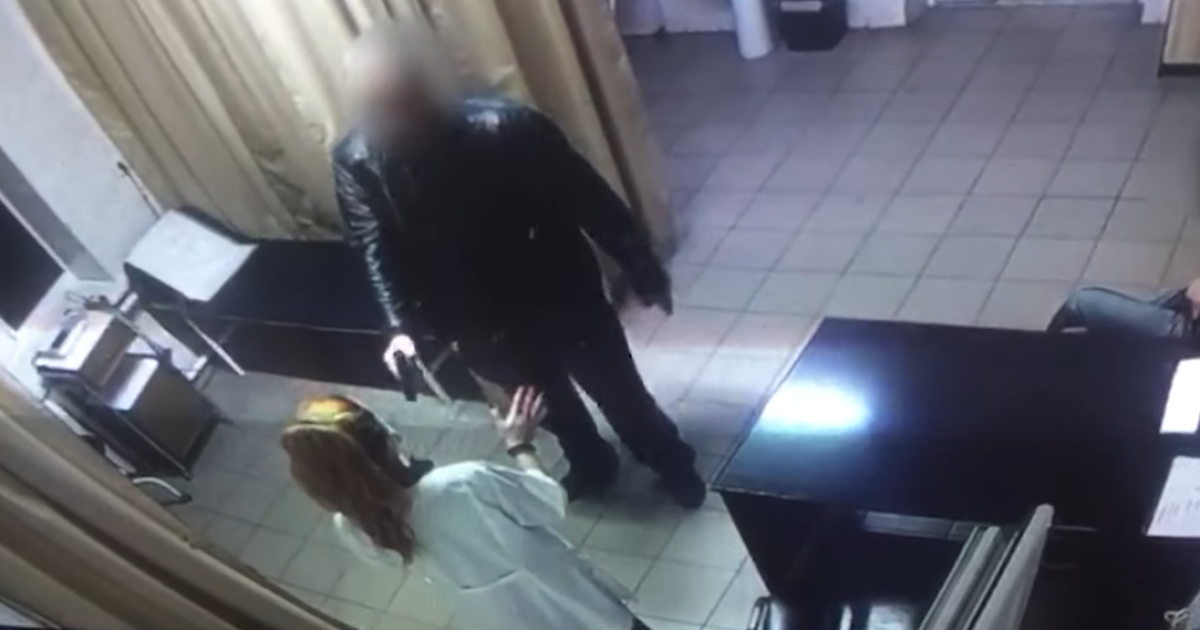 У лікарні під Києвом чоловік дістав пістолет та погрожував медикам розправою: відео