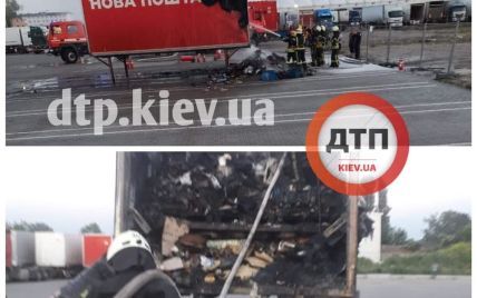 У Києві загорівся причеп "Нової Пошти": чому виникла пожежа і чи відшкодують людям гроші за посилки