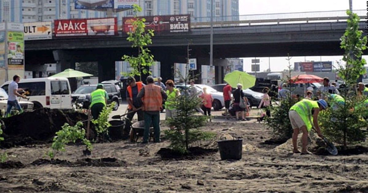 Возле метро Осокорки началась работа по обустройству сквера