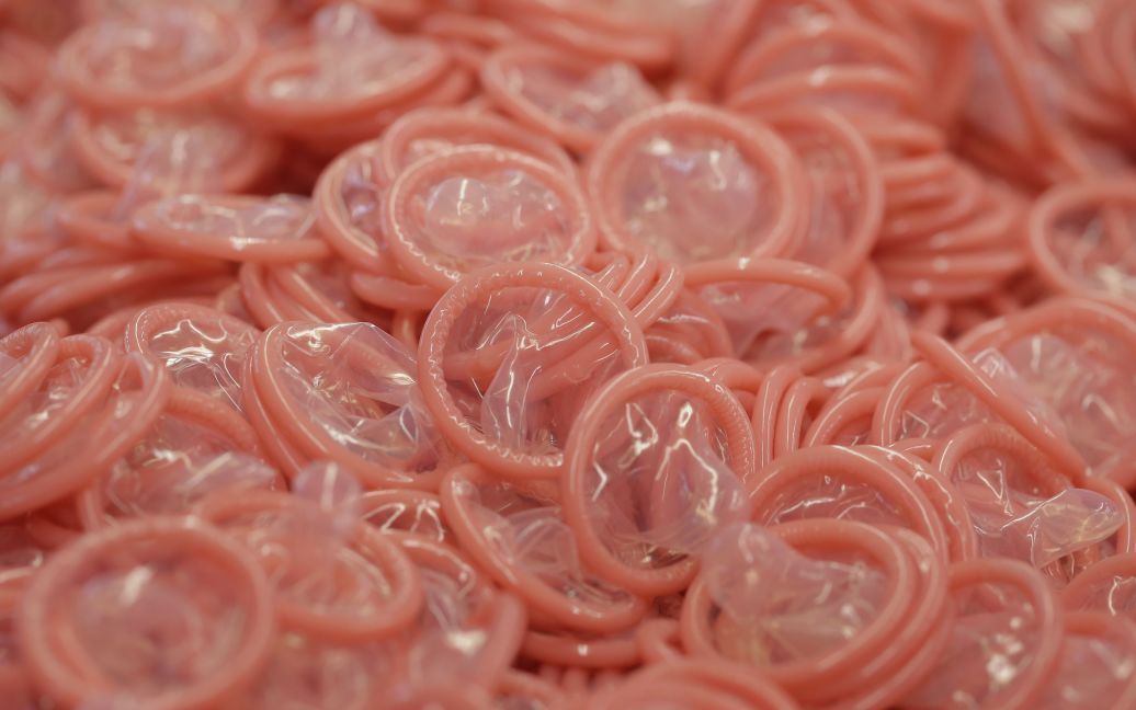 Фотографы показали, как производят презервативы / © Getty Images