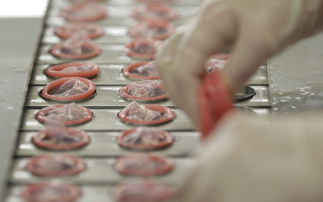Фотографи показали, як виробляють презервативи / © Getty Images