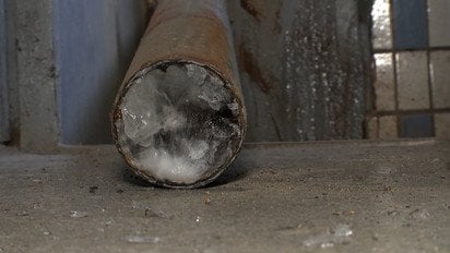 Труби тріщать зсередини! Як виживають кияни у домівках з холодними батареями п’яту добу поспіль?