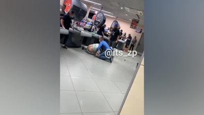 В одном из супермаркетов Запорожья охранник повалил на пол агрессивного покупателя, который сорвал с себя маску