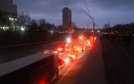 На въезде в Киев образовалась многокилометровая пробка: водителям придется ждать до утра (видео)