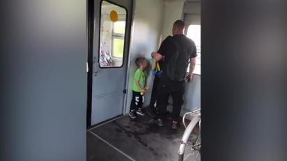 У РФ чоловік у тамбурі електрички з матюками напав на дитину через жовто-сині ручки рюкзака