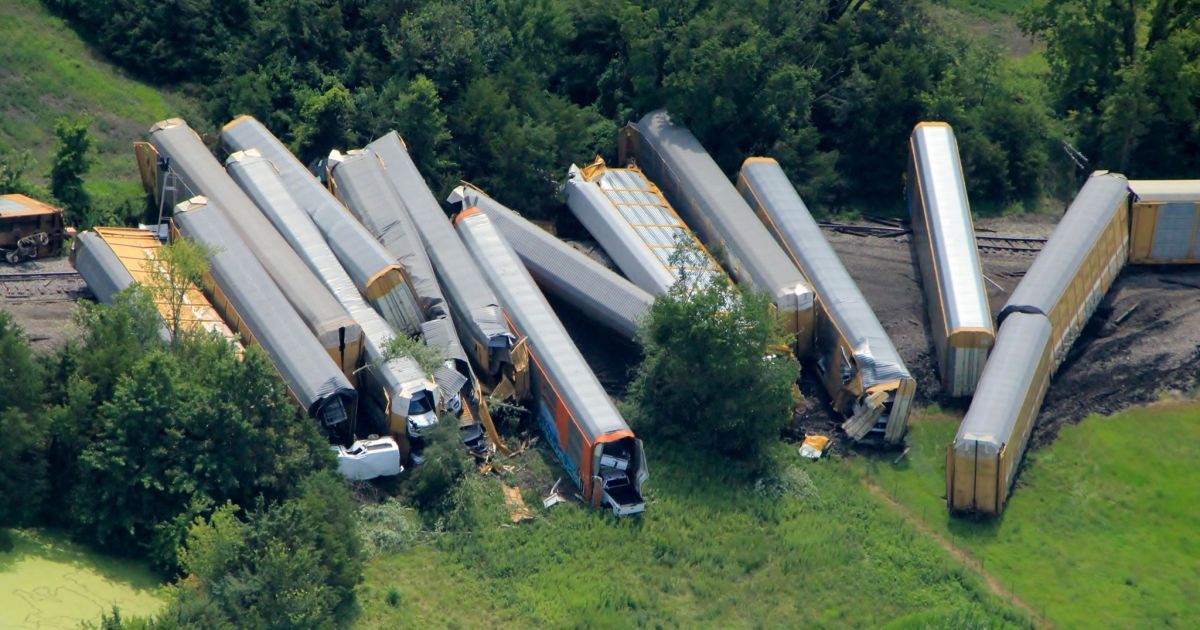 У США зійшов з рейок потяг із майже 500 новими автомобілями Ford