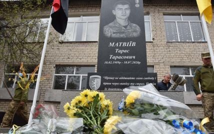 В километре от передовой: в Луганской области открыли памятник Герою Украины Тарасу Матвееву