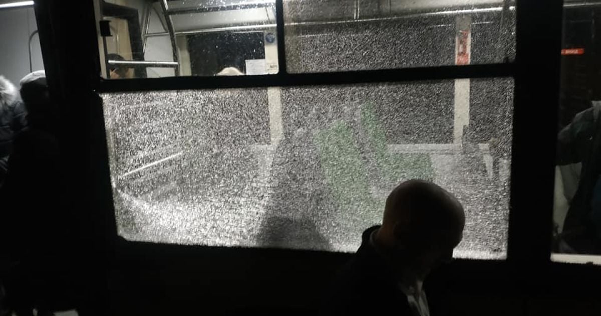 Во Львове неизвестные обстреляли автобус с пассажирами