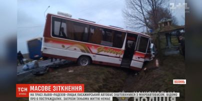 Шестеро людей зазнали травм після зіткнення автобуса із бусом на Волині