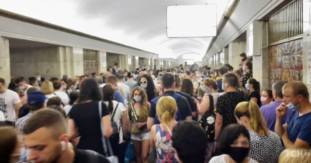 Синяя ветка киевского метро возобновила работу после падения пассажира на рельсы