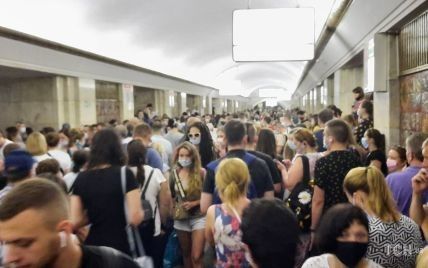 Синяя ветка киевского метро возобновила работу после падения пассажира на рельсы
