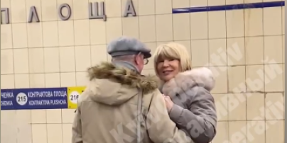 В метро Киева пара слушала песню о "Победе": полиция уже их ищет