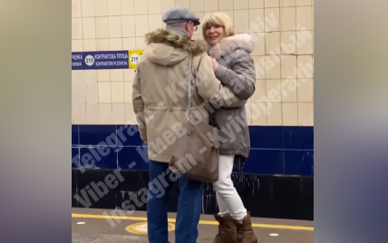 В метро Киева пара слушала песню о "Победе": полиция уже их ищет