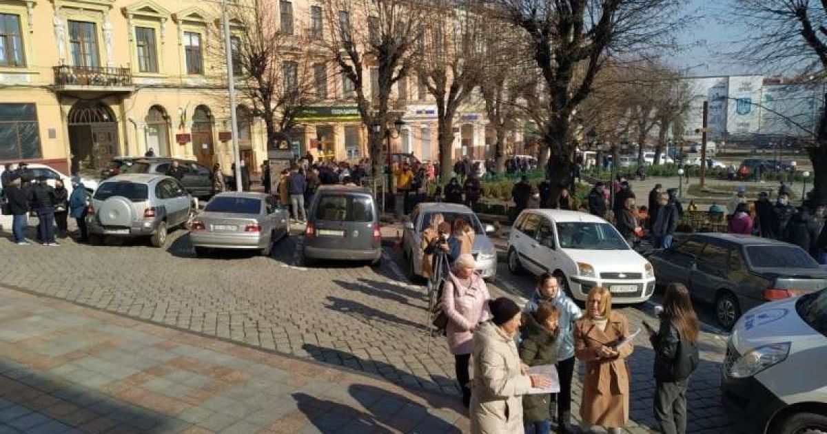 Протест біля міської ради в Чернівцях, фото / acc.cv.ua