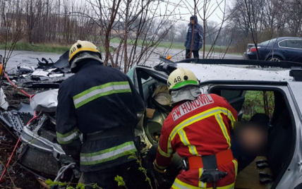 На трассе Днепр-Мелитополь маневр водителя привел к смертельной аварии двух других машин