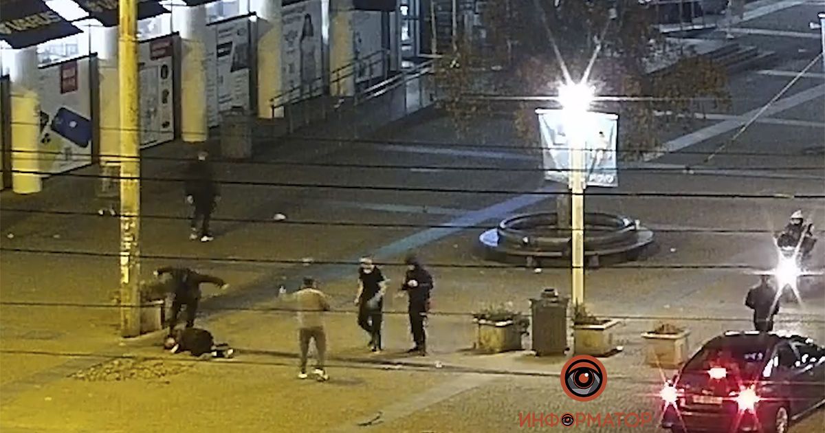 Бросил в голову бутылку, после чего добил ногой: в Днепре произошла кровавая массовая драка (видео)