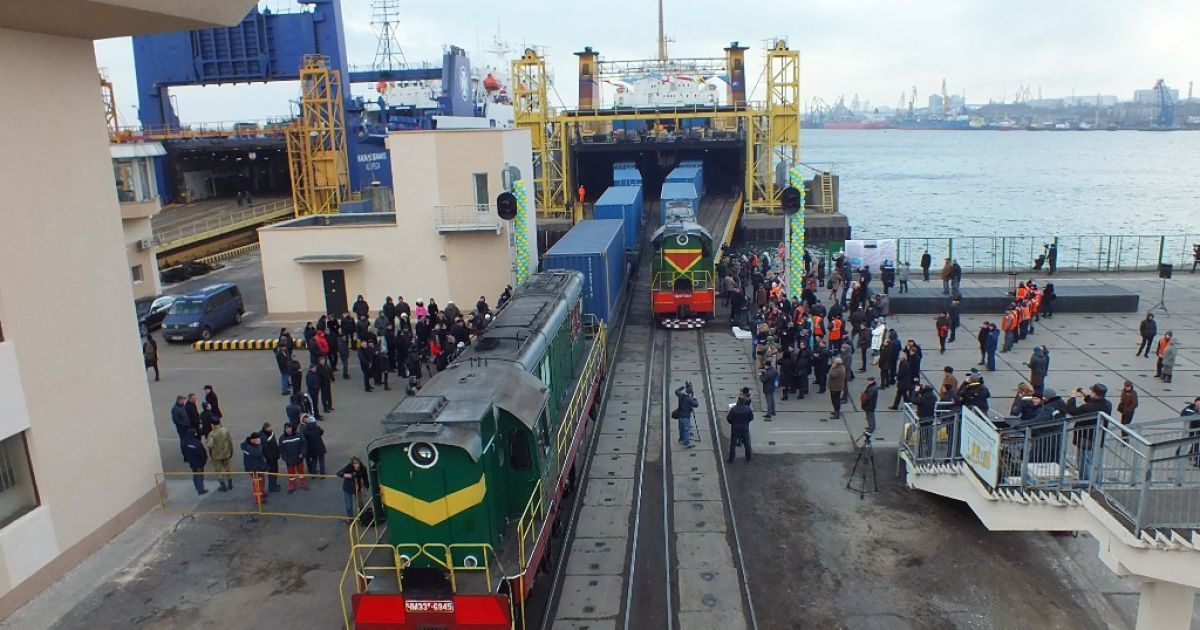 Поезд в Китай грузят в Ильичевском морском порту 15 января