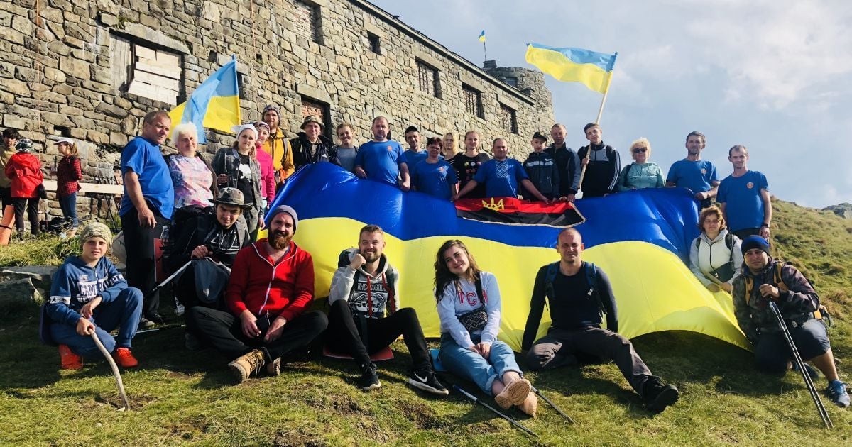 Команда "1+1 медиа" покорила гору Поп Иван, чтобы поздравить Украину с днем рождения