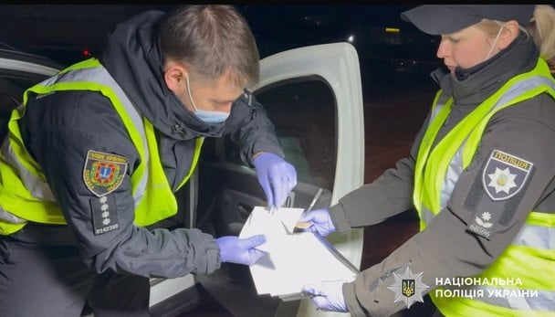 Правоохранители собирают вещественные доказательства с места преступления / © Национальная полиция Украины