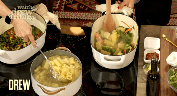 Паста «що було під рукою» / youtube.com_@TheDrewBarrymoreShow