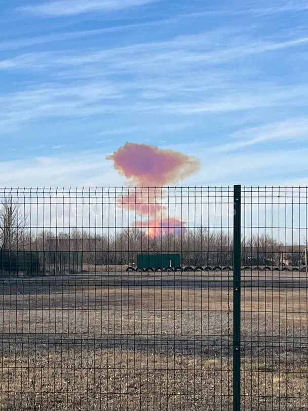 Дим над полігоном «Ясний» після вибуху 28 листопада / © російські телеграм-канали