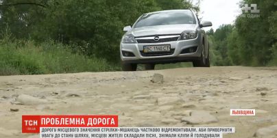У Львівській області частково полагодили дорогу, через яку голодували священник і троє парафіянок