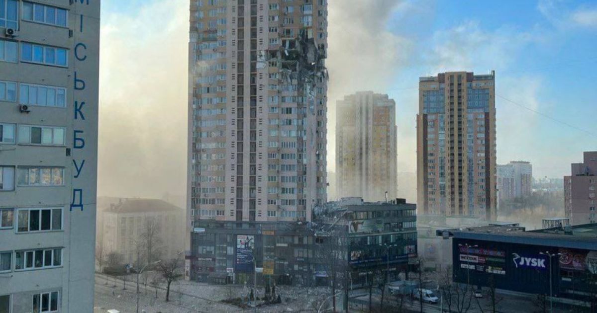 Появилось видео с камеры наблюдения в одной из квартир дома, в которую попала российская ракета в Киеве