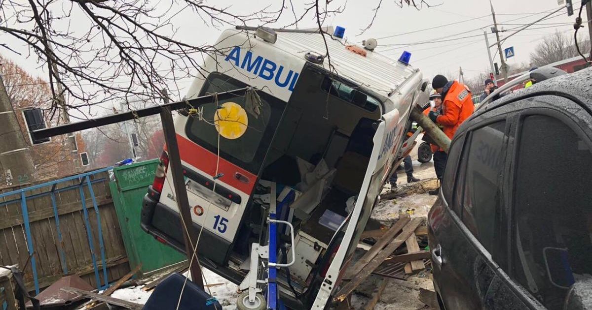 ДТП на проклятом перекрестке в Житомире: четырех людей из джипа и скорой спасают в реанимациях